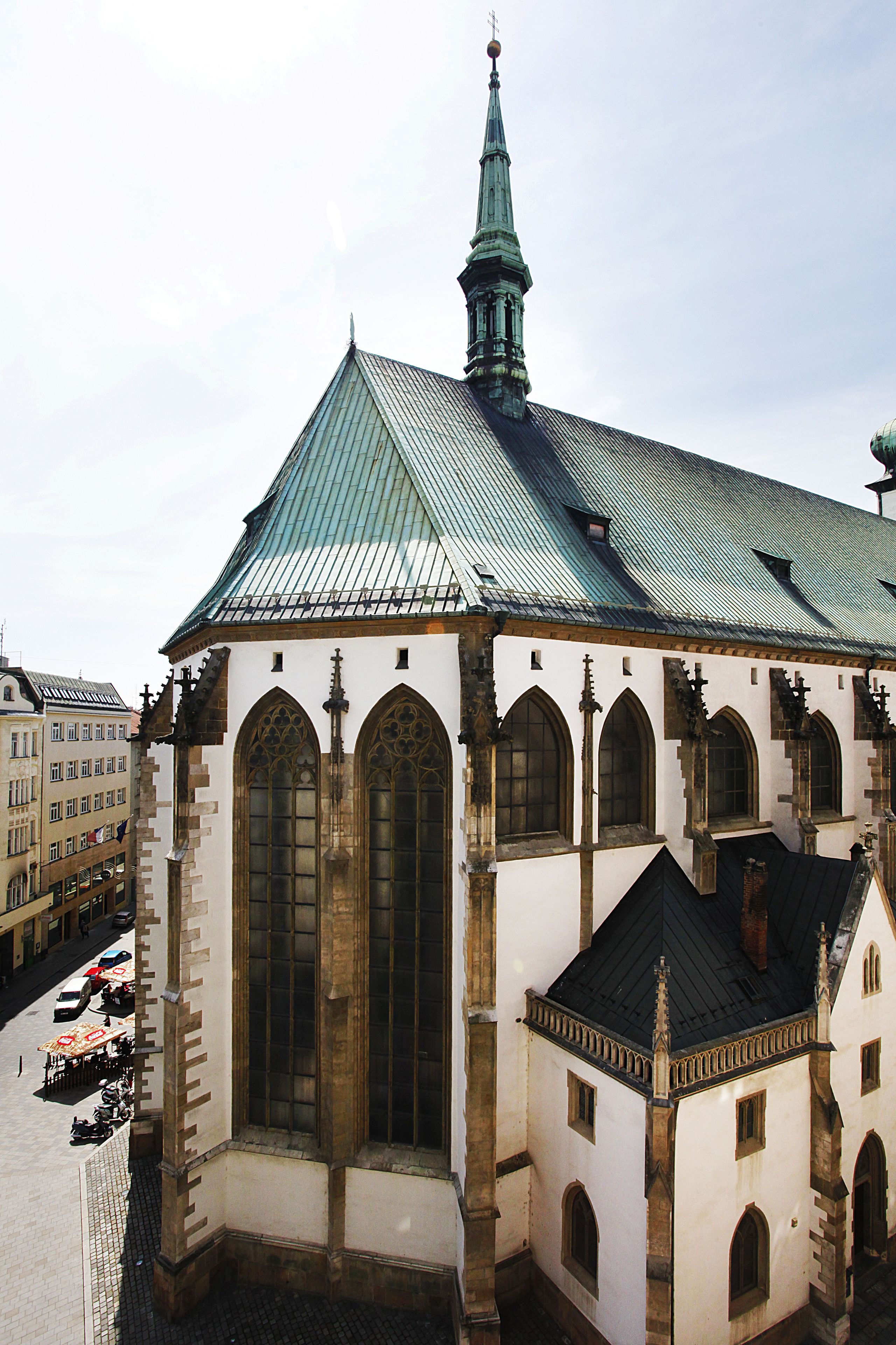 Un bâtiment historique doté d’une tour imposante et de fenêtres en arc de cercle.