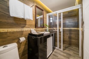 Suite Room | Bathroom | Shower, hair dryer, bidet, towels - Ratchada Point Hotel (Bangkok)