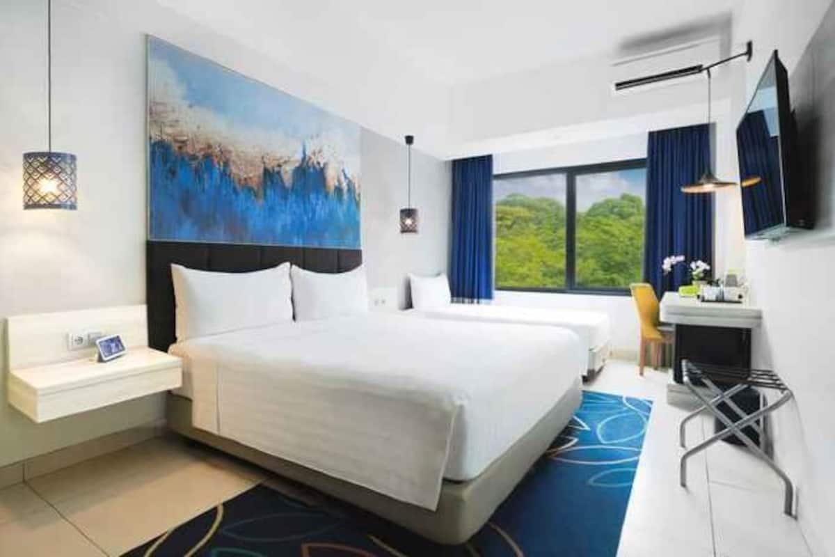 Bộ đồ giường cao cấp, minibar, két bảo mật tại phòng, bàn