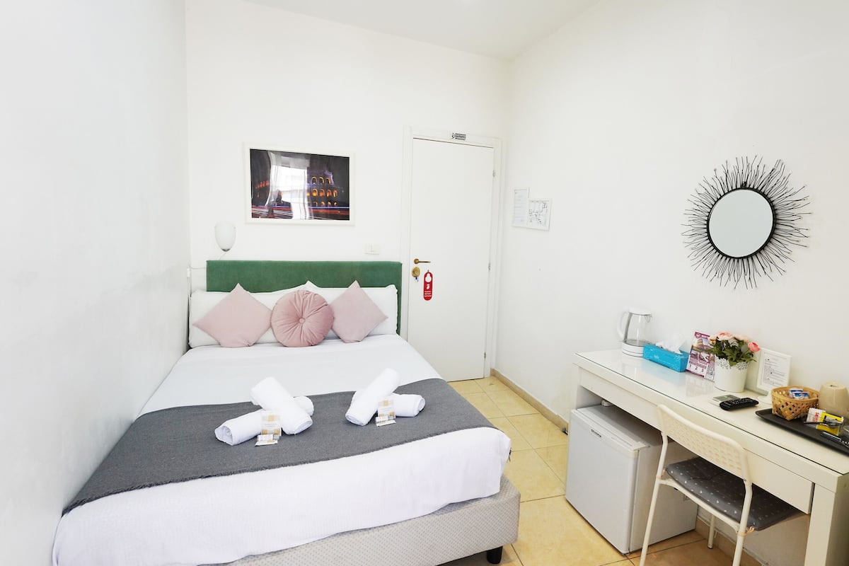 Economy Double Room, 1 Large Twin Bed, Balcony | Egyptian cotton sheets, minibar, in-room safe, desk