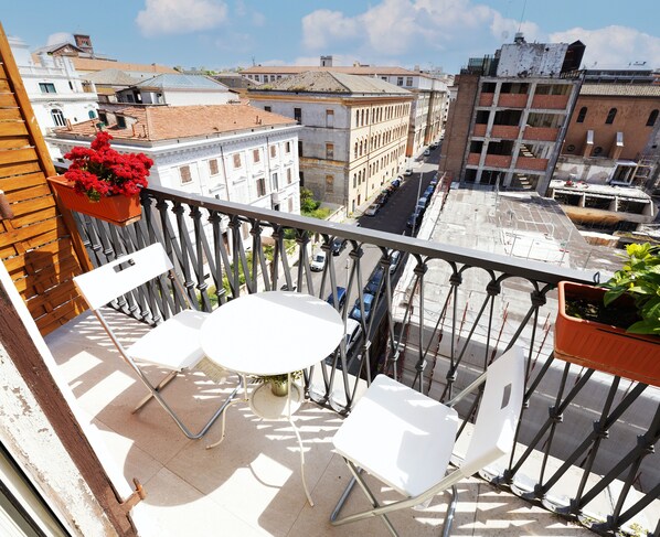 Economy Double Room, Balcony | Egyptian cotton sheets, minibar, in-room safe, desk