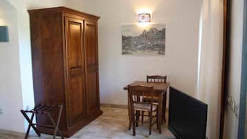 Chambre Double Supérieure, balcon, vue montagne | Coin séjour