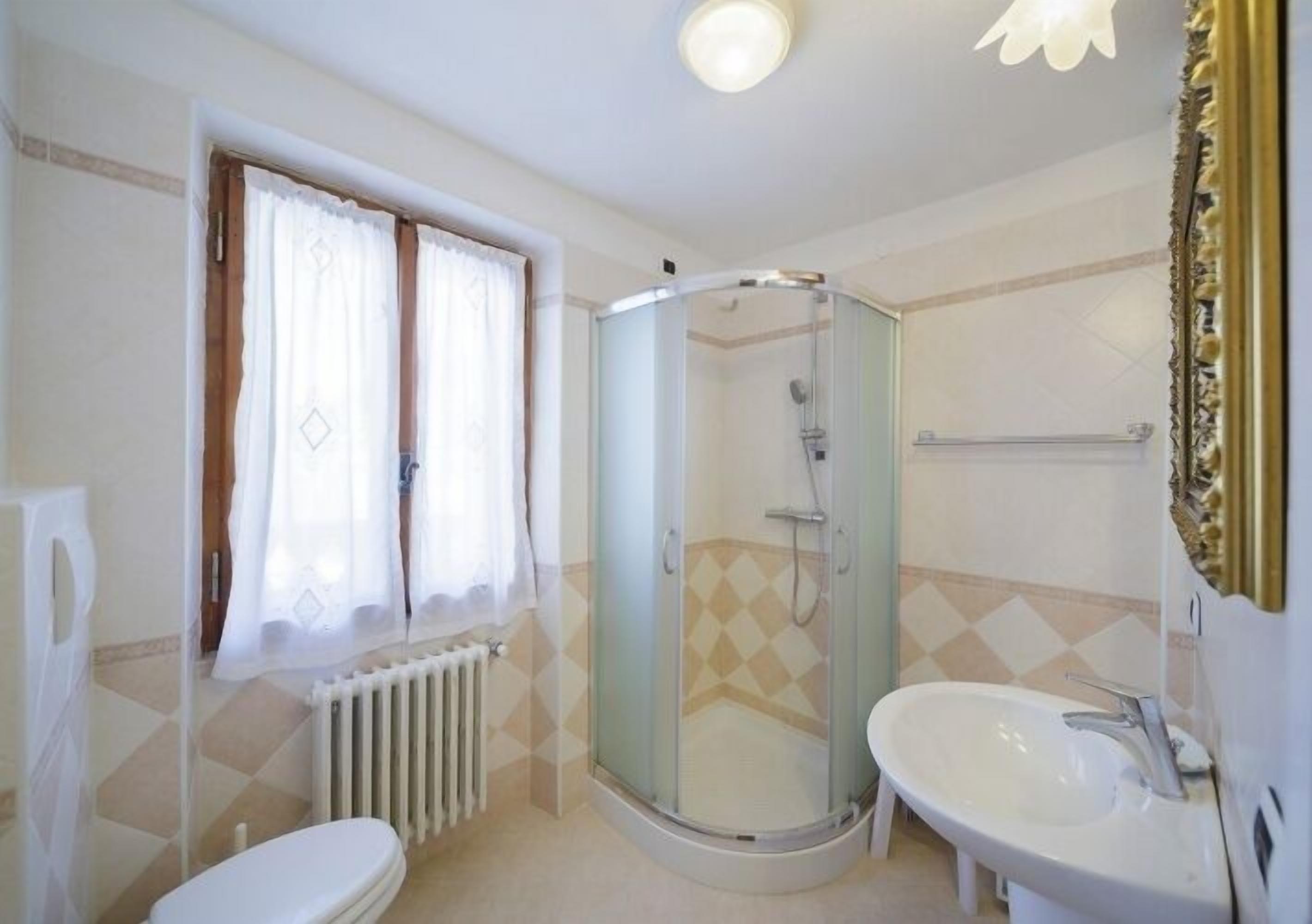 Een bidet, handdoeken