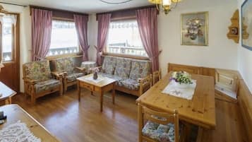 Khu vực ăn uống tại phòng