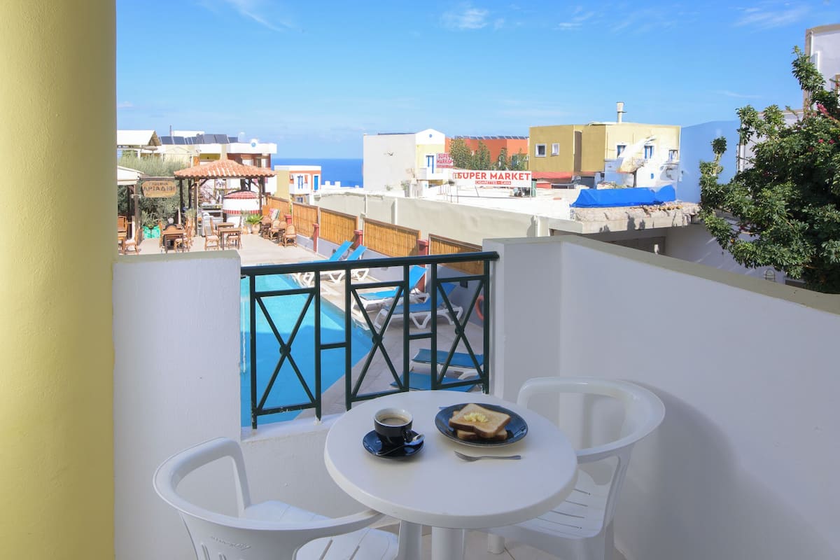 Standard Quadruple Apartment Pool View | Kameruitzicht