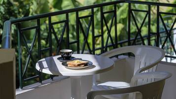 Standard Quadruple Apartment Pool View | Balcony