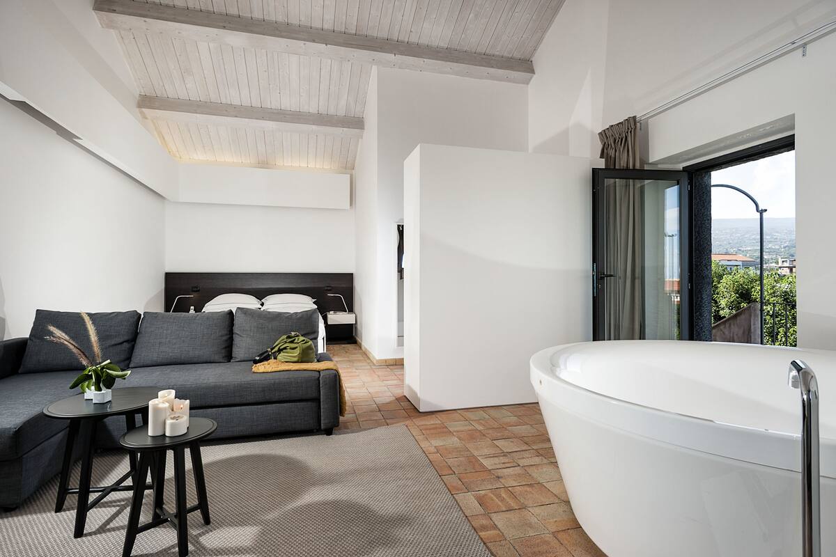 Junior Suite, 1 King Bed with Sofa bed, Bathtub | Premium bedding, minibar, in-room safe, desk