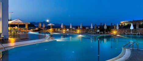 2 piscines extérieures, parasols de plage, chaises longues