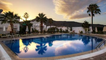 2 ulkouima-allasta, aurinkovarjoja, aurinkotuoleja