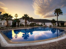 2 piscinas al aire libre, sombrillas, sillones reclinables de piscina