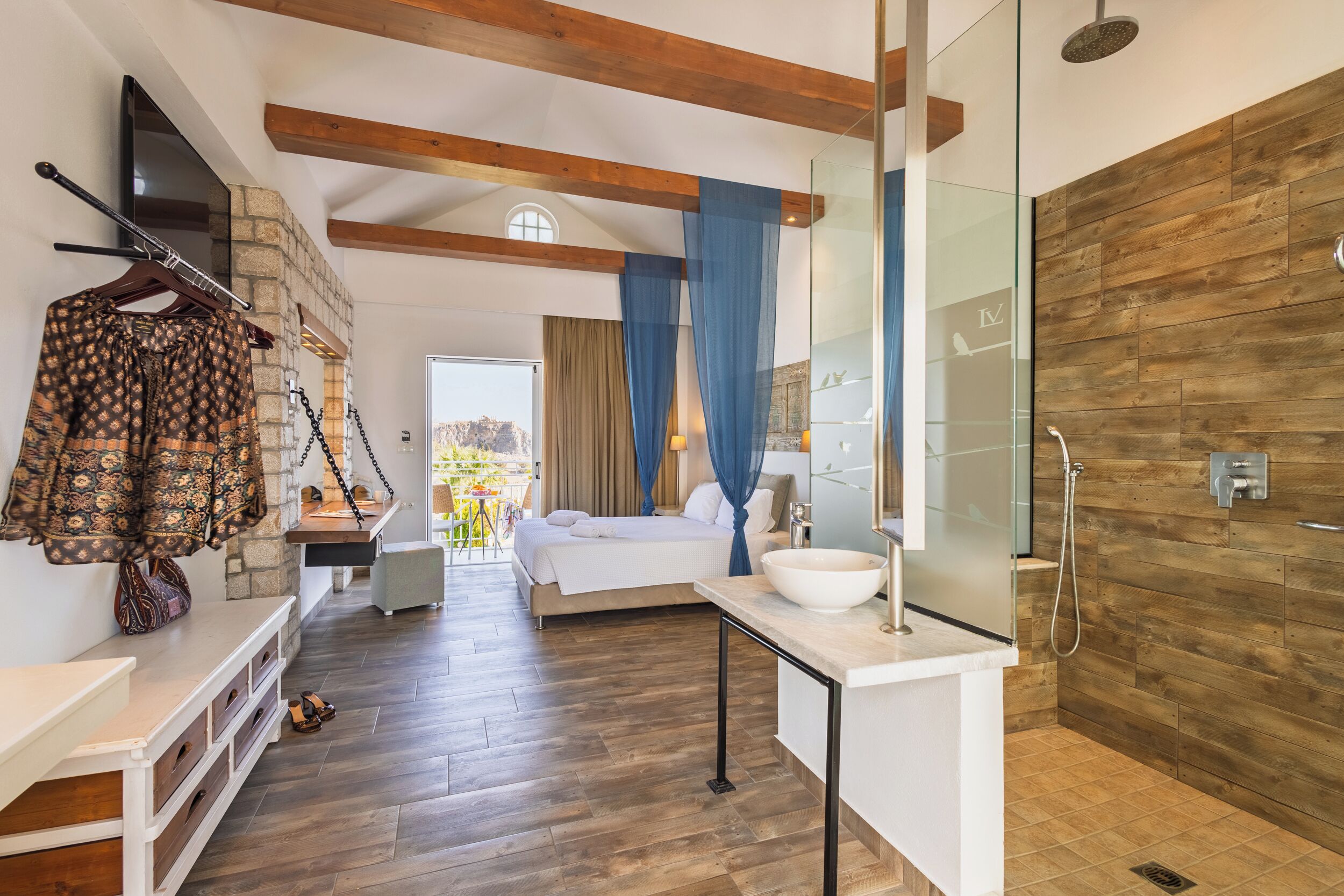 KNIGHT | In-room safe, free WiFi, bed sheets