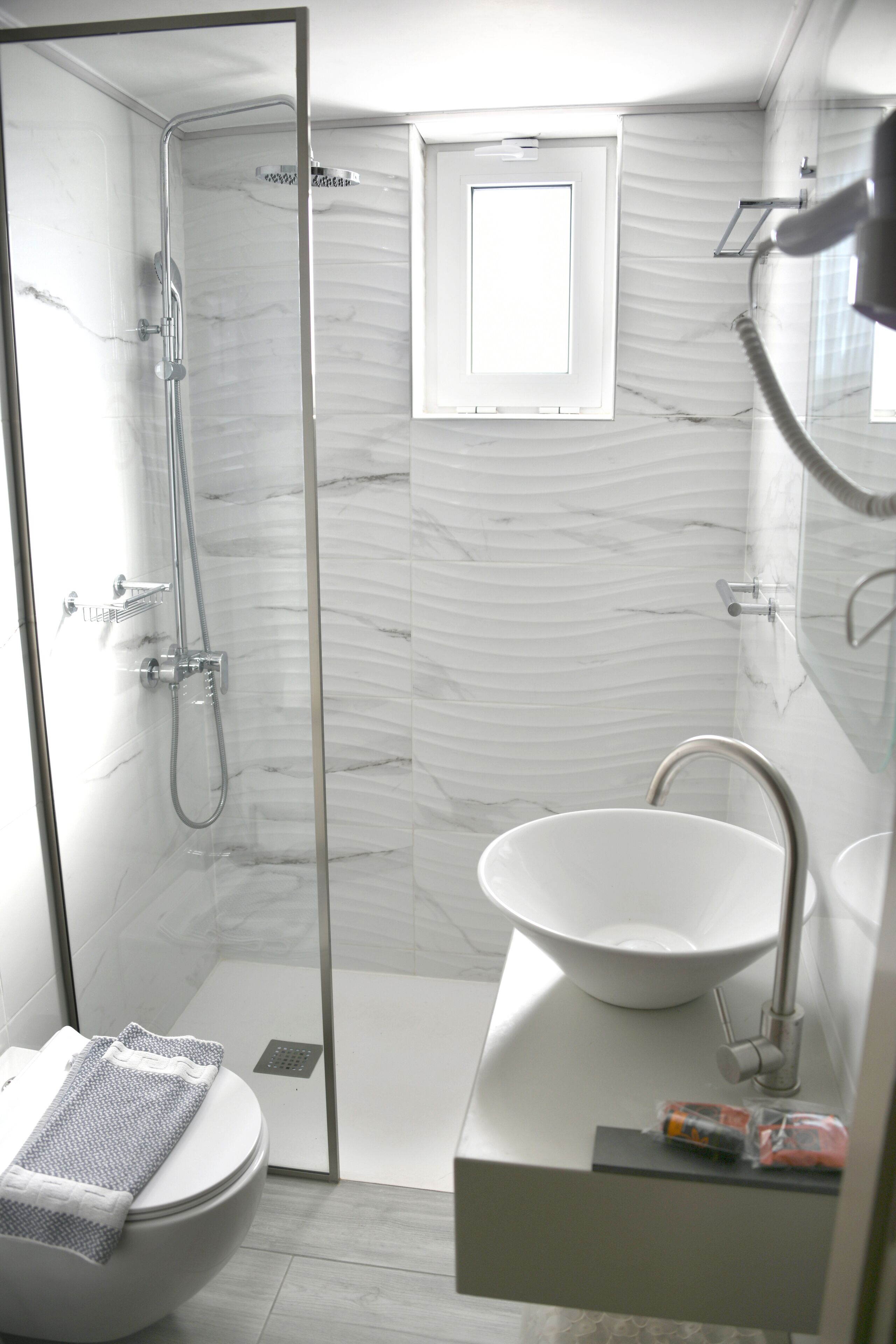 shower, free toiletries, hair dryer, towels