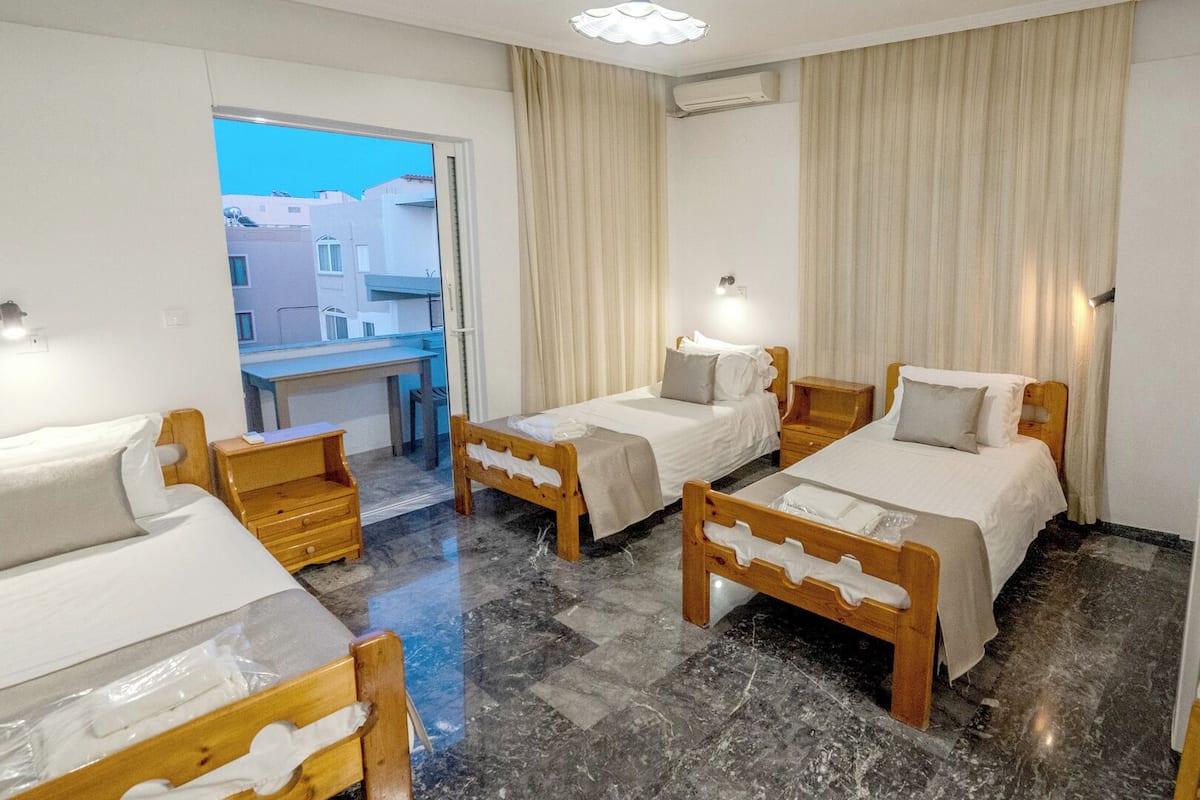 Premium bedding, in-room safe, free WiFi, bed sheets