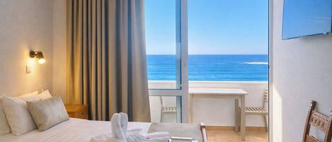 Habitación doble superior, vista al mar | Ropa de cama de alta calidad y caja de seguridad en la habitación