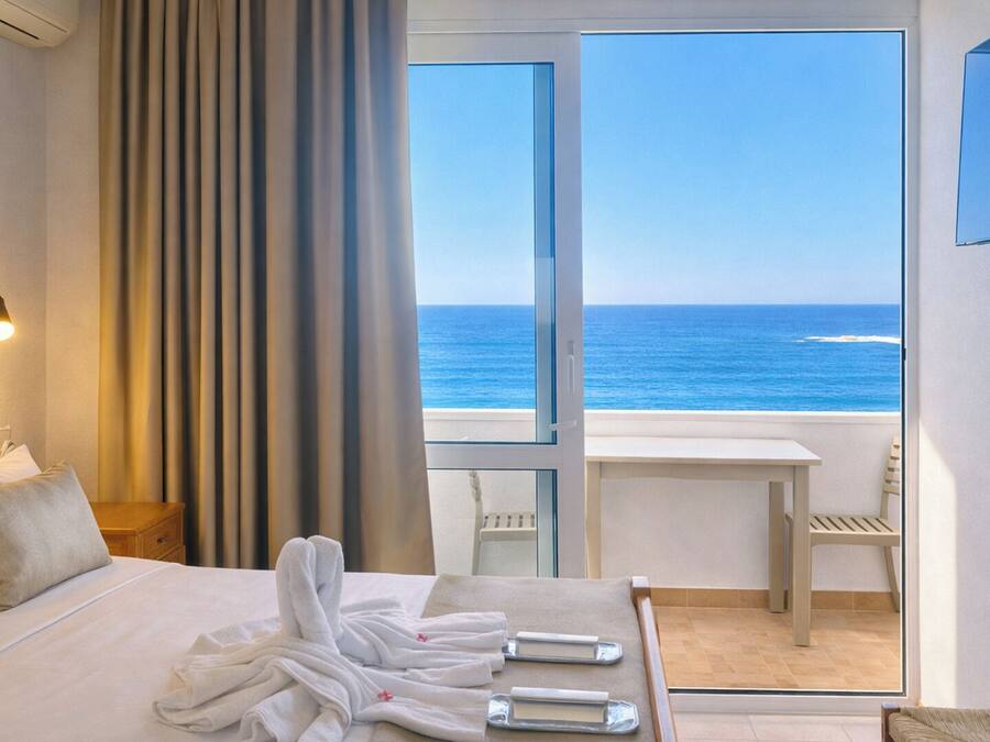 Superior Double Room, Sea View | Premium bedding, in-room safe, free WiFi, bed sheets