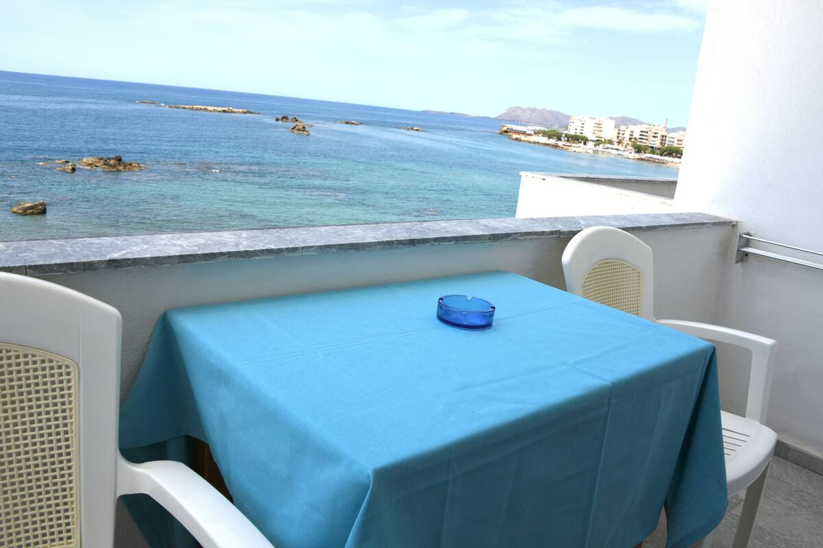 Ropa de cama de alta calidad y caja de seguridad en la habitación