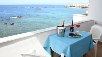 Superior Double Room, Sea View | Premium bedding, in-room safe, free WiFi, bed sheets
