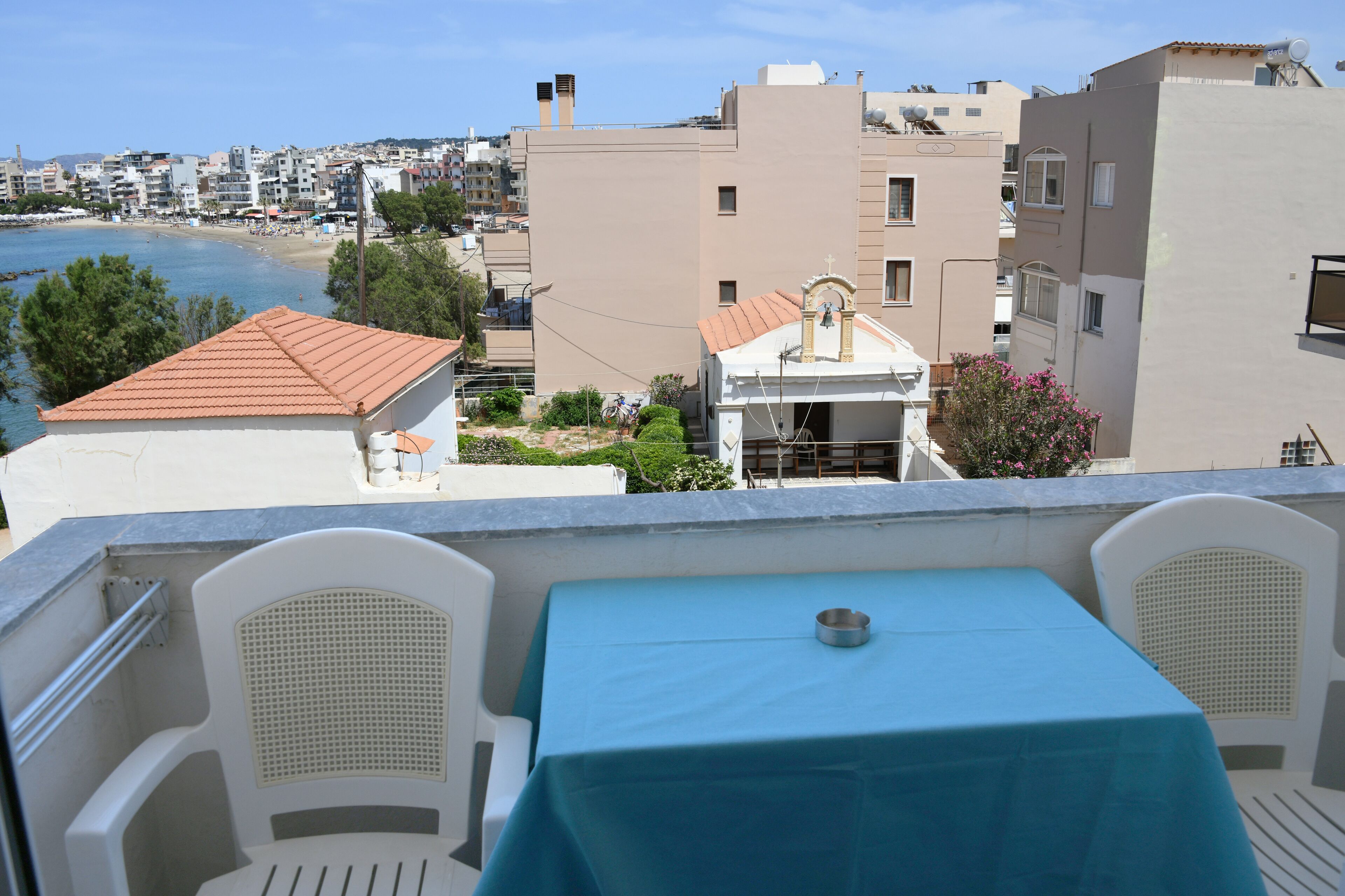 Ropa de cama de alta calidad y caja de seguridad en la habitación 