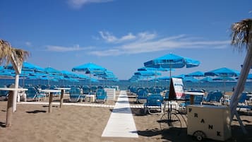 Una spiaggia nelle vicinanze, lettini da mare