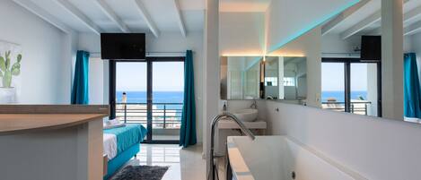 Luxury Studio Suite (VIP) | 1 bedroom, in-room safe, soundproofing, iron/ironing board