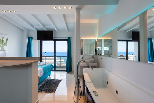 Suite estudio de lujo (VIP) | Caja de seguridad en la habitación y insonorización