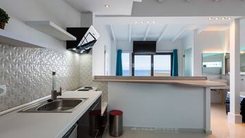Luxury Studio Suite (VIP) | Private kitchen | Fridge, microwave, stovetop, coffee/tea maker