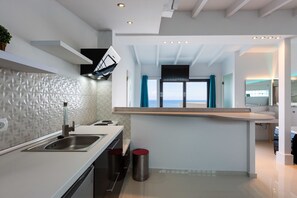 Suite estudio de lujo (VIP) | Cocina privada | Refrigerador, microondas, parrilla de estufa y utensilios de cocina