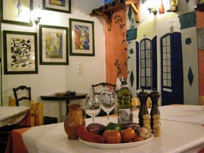 供應早餐、午餐和晚餐,國際料理