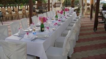 Breakfast, lunch, dinner served; international cuisine