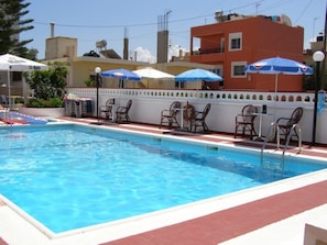 室外游泳池,提供泳池遮陽傘和日光浴躺椅