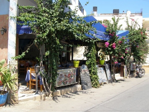 供應早餐、午餐和晚餐,國際料理