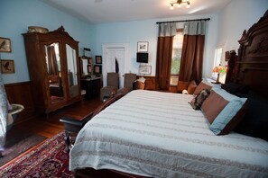 Deluxe Room, 1 King and 1 Single Bed, Concierge Service, Ground Floor (Library Room) | Premium bedding, individually decorated, individually furnished - Inn On Poplar Hill (Orange)