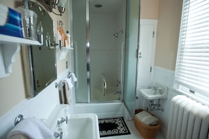 Habitación Confort, 1 cama de matrimonio (Garden Room) | Baño | Artículos de higiene personal de diseño, secador de pelo y albornoces