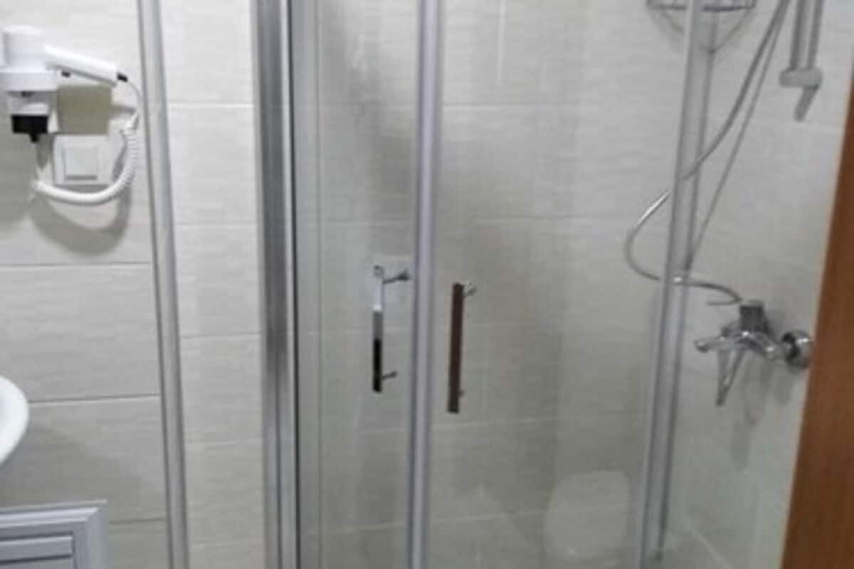 shower, rainfall showerhead, free toiletries, hair dryer