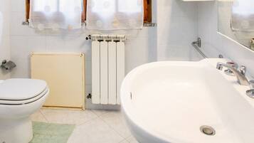 Shower, perlengkapan mandi gratis, pengering rambut, dan kloset