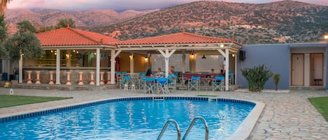 Piscine extérieure (ouverte en saison), parasols de plage