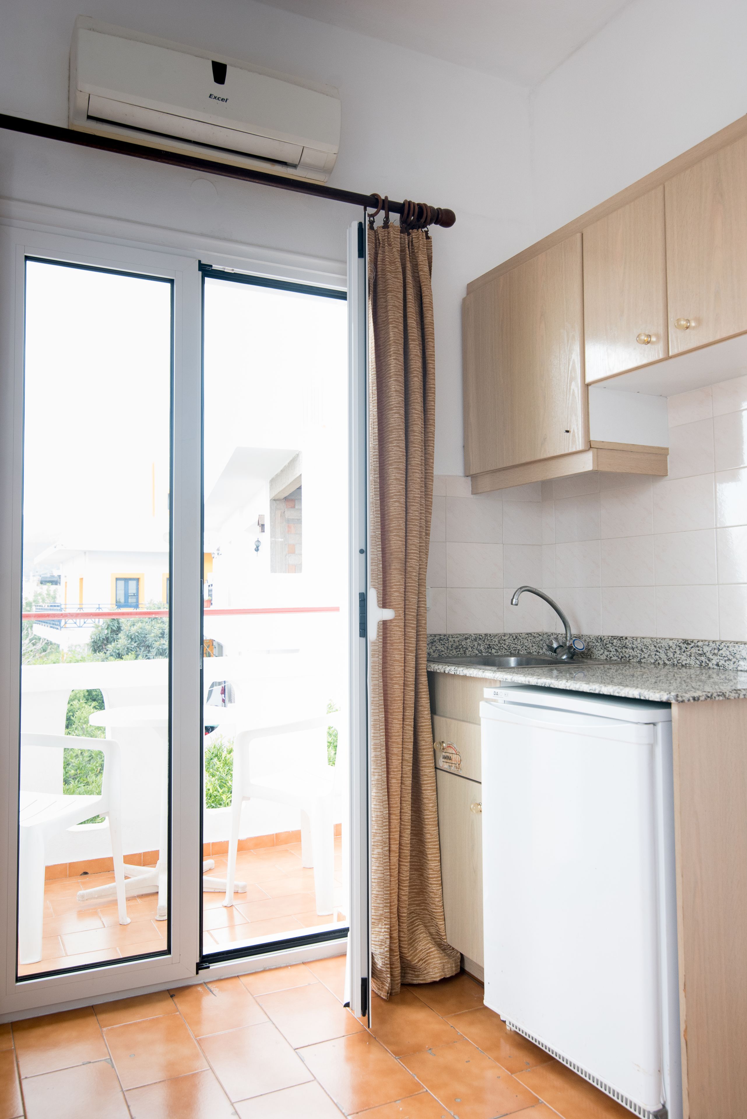 economy studio, 2 single beds | balcony