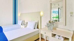 Ein Hotelzimmer mit Bett, Nachttisch und Spiegel.
