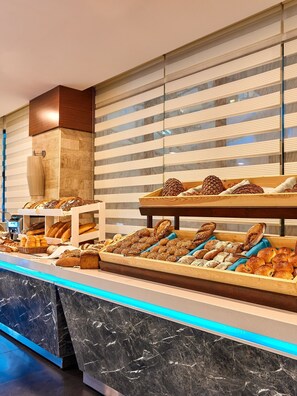 4 restaurants; breakfast, lunch and dinner served 