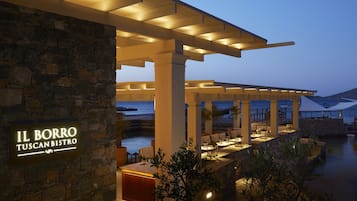 2 restaurantes; se sirve desayuno, almuerzo y cena; cocina griega