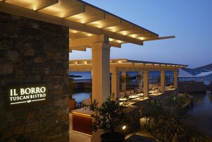 2 restaurantes; se sirve desayuno, almuerzo y cena
