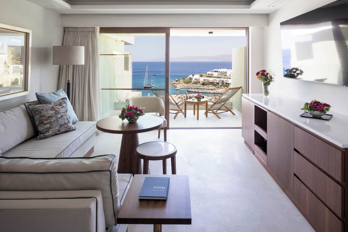 2 bedrooms, premium bedding, minibar, in-room safe