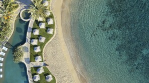 Playa privada, tumbonas, sombrillas y toallas de playa