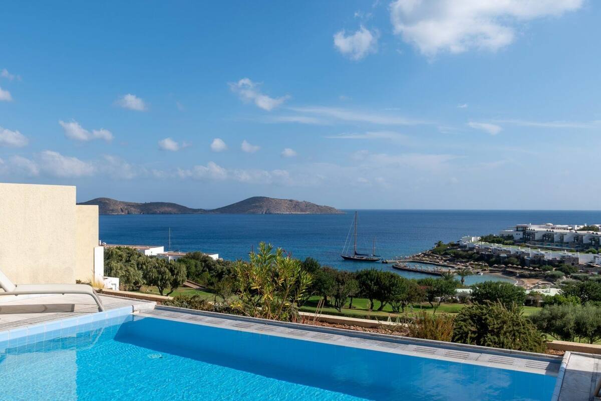En pool med udsigt til havet og en fjerndliggende ø.