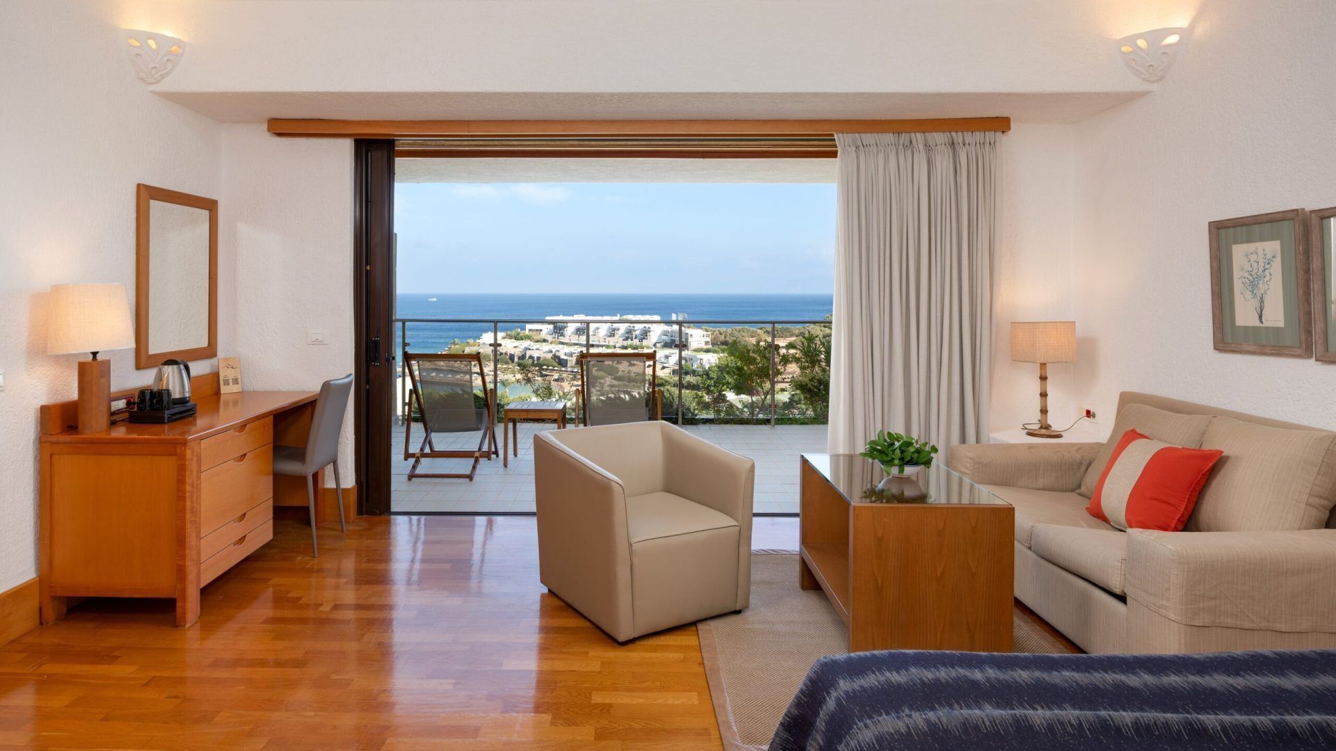 2 bedrooms, premium bedding, minibar, in-room safe