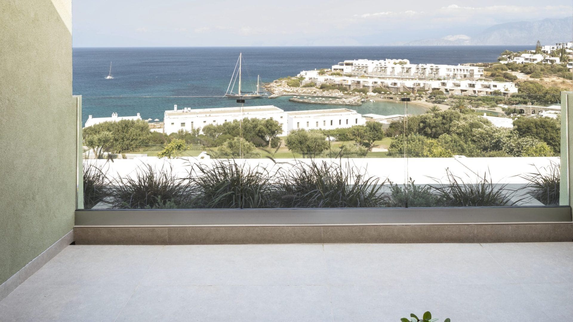 Premium Junior Family Suite 55m2 | Área de sala de estar | Televisión de pantalla plana y reproductor de DVD 