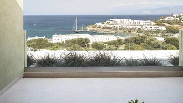 Premium Junior Family Suite 55m2 | Área de sala de estar | Televisión de pantalla plana y reproductor de DVD