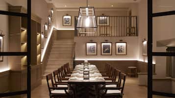 2 restaurants, breakfast, lunch, dinner served; Greek cuisine