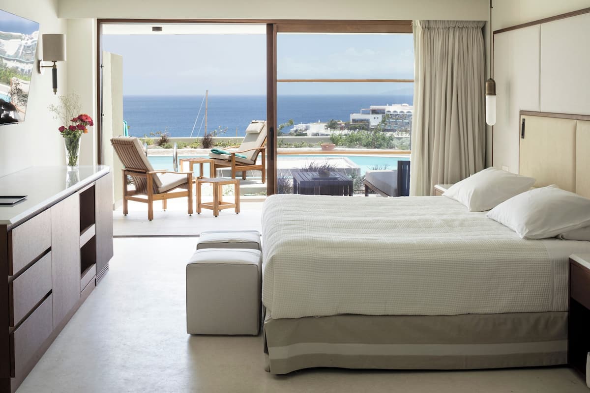 2 bedrooms, premium bedding, minibar, in-room safe