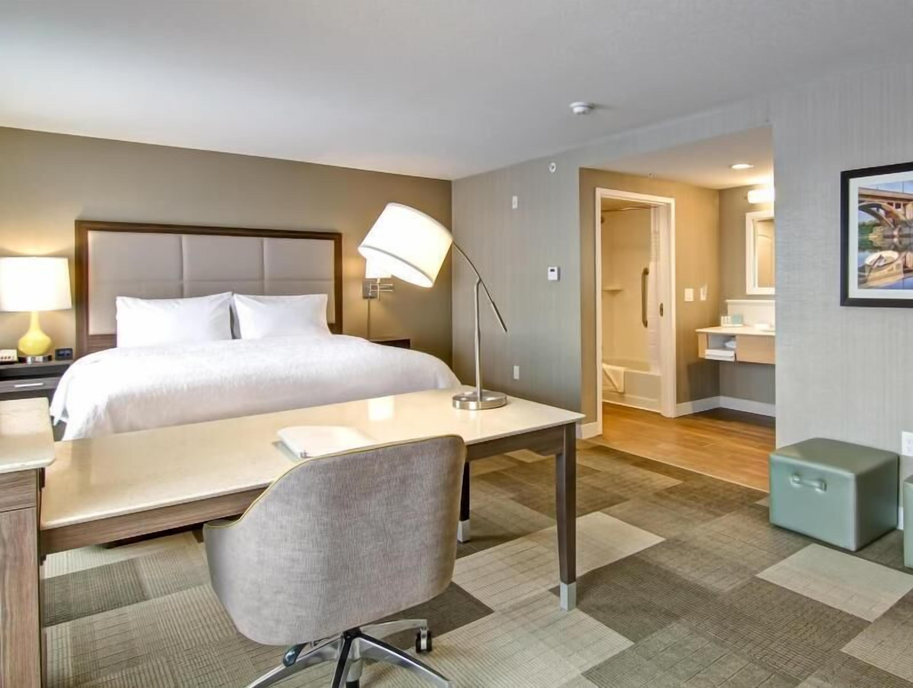 Camas con pillow-top, cortinas blackout y tabla de planchar con plancha 